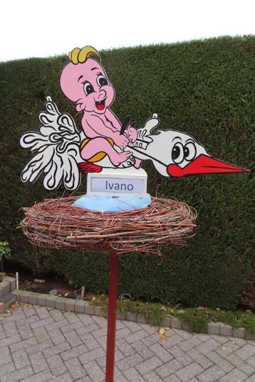 Geboortebord ooievaar met teugels op nest met baby. beschikbaar voor biedingen