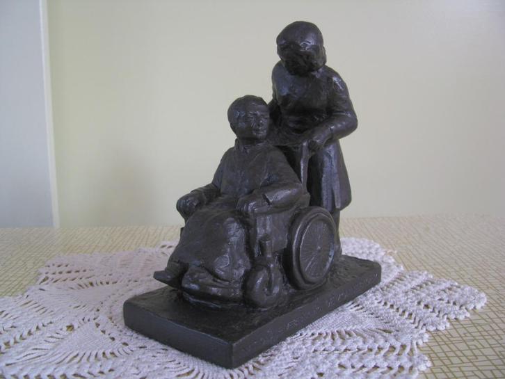 De Zonnebloem * fraai beeld * mens helpt mede-mens *, Verzamelen, Beelden en Beeldjes, Zo goed als nieuw, Mens, Ophalen of Verzenden