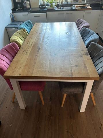 Mooie eettafel met 6 stoelen beschikbaar voor biedingen