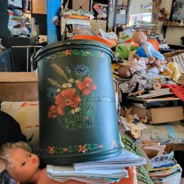Leuke mooi beschilderde retro opbergbox beschikbaar voor biedingen