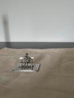 Zilveren miniatuur – man met pijp op bankje, Antiek en Kunst, Ophalen of Verzenden, Zilver