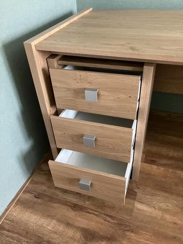 bureau met lades op wieltjes beschikbaar voor biedingen