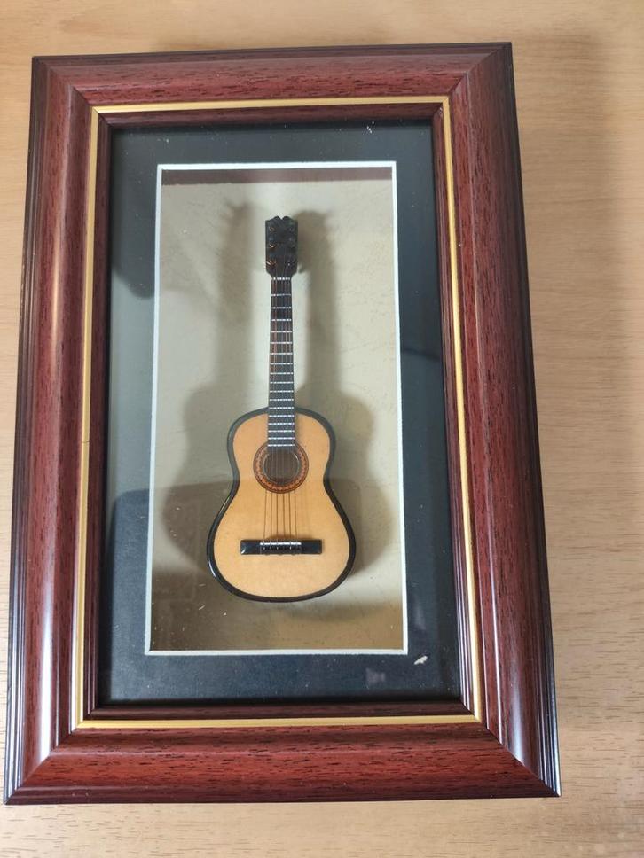 Miniatuur Gitaar in Lijst, Antiek en Kunst, Kunst | Overige Kunst, Ophalen of Verzenden