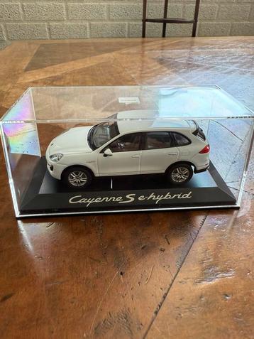 Porsche Cayenne S e-hybrid schaalmodel 1:43 beschikbaar voor biedingen