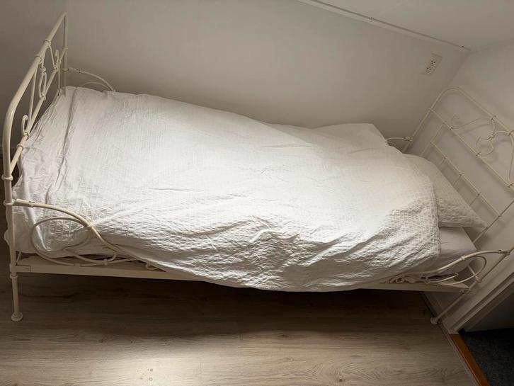 Mooi wit metalen bed, Huis en Inrichting, Slaapkamer | Bedden, Zo goed als nieuw, Eenpersoons, 90 cm, 200 cm, Metaal, Wit, Ophalen