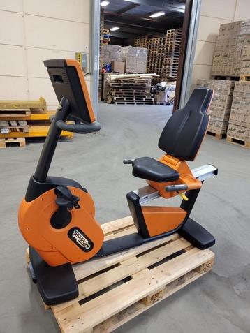 Volledig gereviseerde Technogym Recline Bike (Oranje) beschikbaar voor biedingen