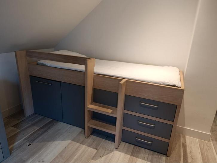 Bed hoogslaper met opbergruimte, Kinderen en Baby's, Kinderkamer | Stapelbedden en Hoogslapers, Zo goed als nieuw, Halfhoogslaper