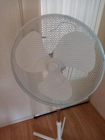 Witte Statiefventilator - Goed Werkend! beschikbaar voor biedingen
