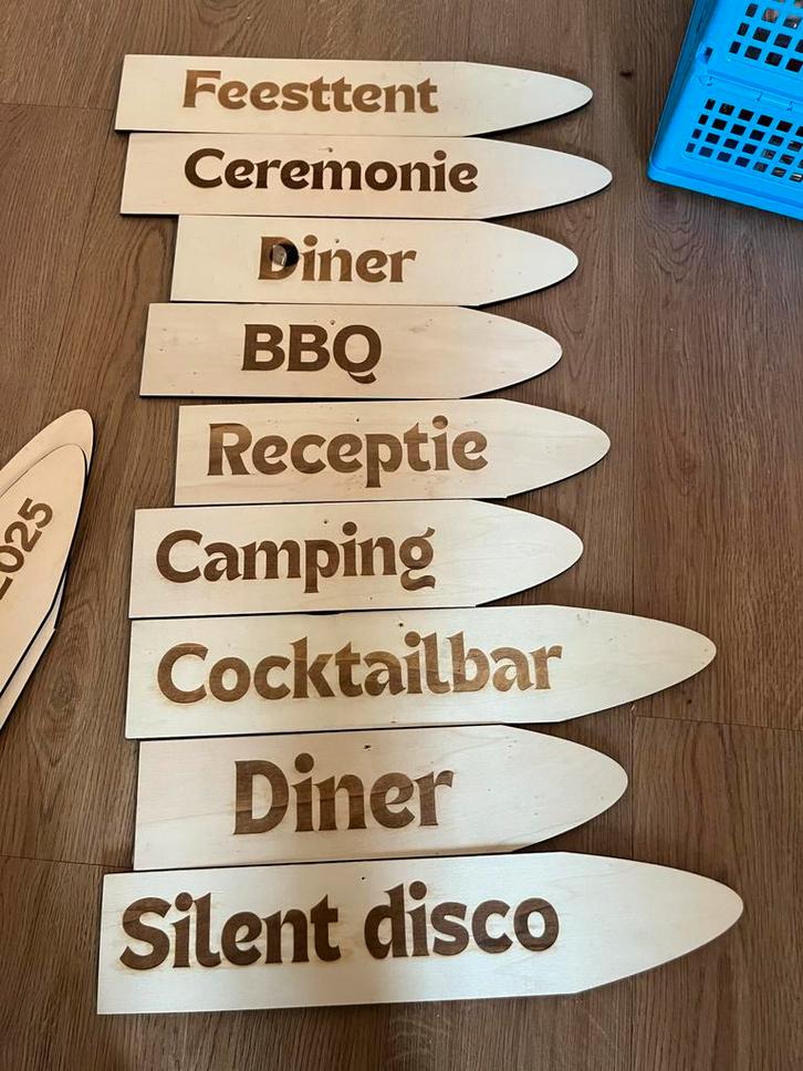 9 Houten Wegwijzers Bruiloft - Lasergegraveerd, Huis en Inrichting, Woonaccessoires | Wanddecoraties, Nieuw, Ophalen