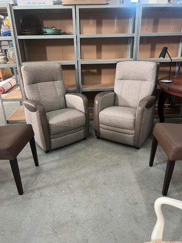 2 Comfort fauteuils | Stof & Leder | Tijdloos en Stevig beschikbaar voor biedingen