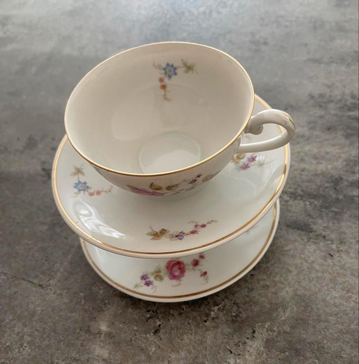 Twee Vintage Bavaria Theekopjes met Bloemen, Huis en Inrichting, Keuken | Servies, Gebruikt, Kop(pen) en/of Schotel(s), Overige stijlen