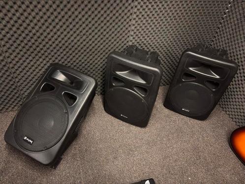 3x 15” Skytec actieve speakers met 3x K&M speaker stands, Muziek en Instrumenten, Versterkers | Keyboard, Monitor en PA, Zo goed als nieuw