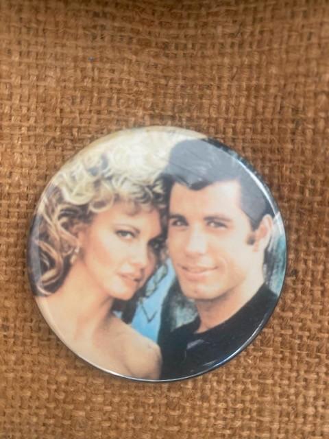 Button van John Travolta en Olivia Newton John Grease 1, Verzamelen, Film en Tv, Gebruikt, Film, Overige typen, Ophalen of Verzenden