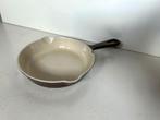 Le Creuset pan Dia 16 met dubbele gietmond - donkerbruin, Gebruikt, Gietijzer, Ophalen of Verzenden, Keramische plaat