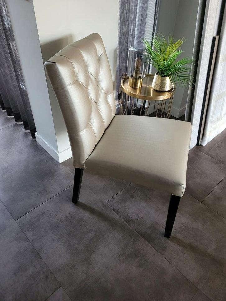 Elegante beige stoel met knopen, Huis en Inrichting, Stoelen, Gebruikt, Eén, Hout, Stof, Overige kleuren, Ophalen