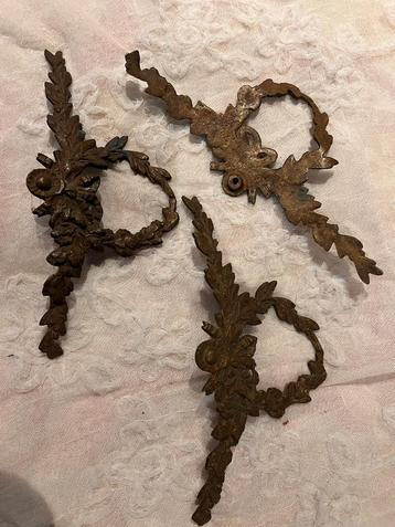 Koper, brons of messing ornamenten 3 stuks antiek beschikbaar voor biedingen