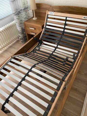 Seniorenbed met elektrische bodem 90x200 met nachtkastje beschikbaar voor biedingen