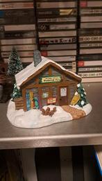 Lemax Pine Hill Warming Hut (Z262-118), Ophalen of Verzenden, Zo goed als nieuw