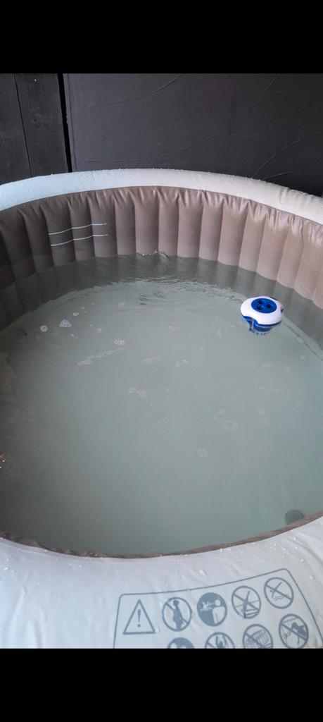 Intex opblaasbare 4 persoons jacuzzi, Tuin en Terras, Bubbelbaden en Hottubs, Afdekzeil, Pomp, Ophalen
