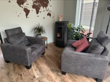 Twee mooie antraciete fauteuils beschikbaar voor biedingen