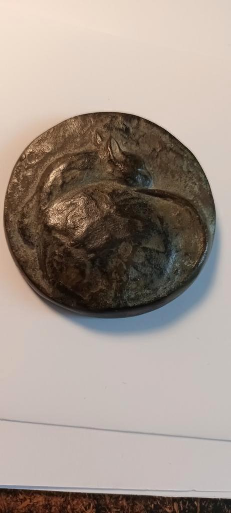 Oude bronzen plaquette met CAT motief., Antiek en Kunst, Kunst | Beelden en Houtsnijwerken, Ophalen of Verzenden