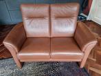 Bruin leren 2-zits bank en sta-op stoel (elektrisch), Huis en Inrichting, Banken | Bankstellen, Ophalen, Gebruikt, Tweepersoons