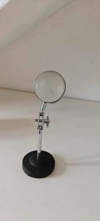 Retro Vintage vergrootglas op een standaard. , Hobby en Vrije tijd, Vergrootglazen, Loepen en Loeplampen, Ophalen of Verzenden