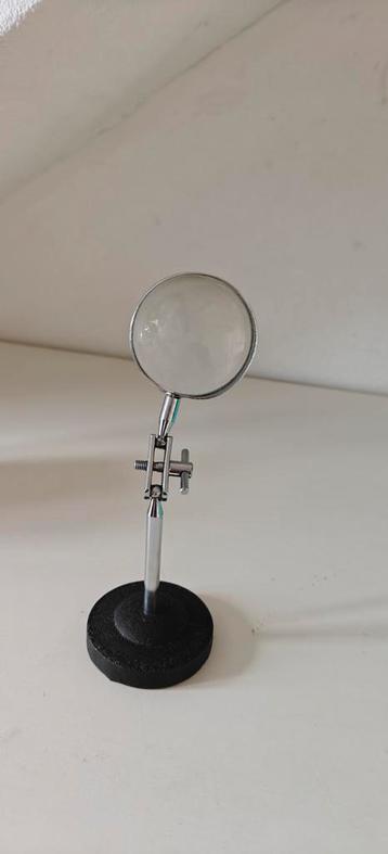 Retro Vintage vergrootglas op een standaard.  beschikbaar voor biedingen