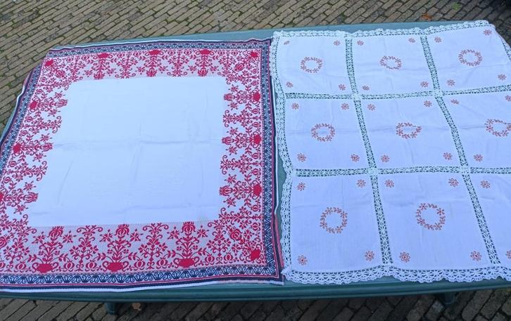 2 Verschillende vintage tafelkleden: zie foto's/tekst (TK46), Huis en Inrichting, Tafelkleden, Gebruikt, Vierkant, Ophalen of Verzenden