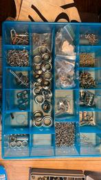 Doos met leer fournituren, zeilringen etc, Ophalen of Verzenden, Zo goed als nieuw