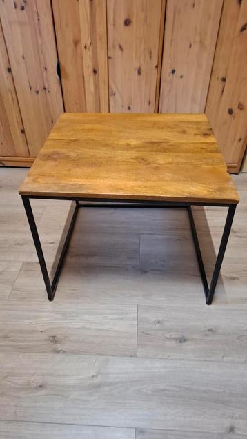 Houten Bijzettafel met Metalen Onderstel beschikbaar voor biedingen