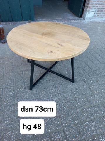 Houten Salontafel met Metalen Onderstel beschikbaar voor biedingen