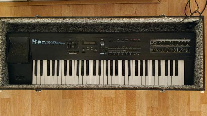 Roland D20 synthesizer met flightcase en handleiding, Muziek en Instrumenten, Synthesizers, Zo goed als nieuw, 61 toetsen, Roland