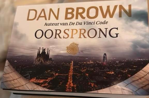 Dan Brown - Oorsprong dwarsligger, Boeken, Thrillers, Zo goed als nieuw, Ophalen of Verzenden