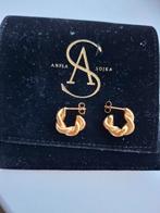 Goudkleurige Anisa Sojka Oorbellen, Overige materialen, Nieuw, Ophalen of Verzenden, Knopjes of Stekers