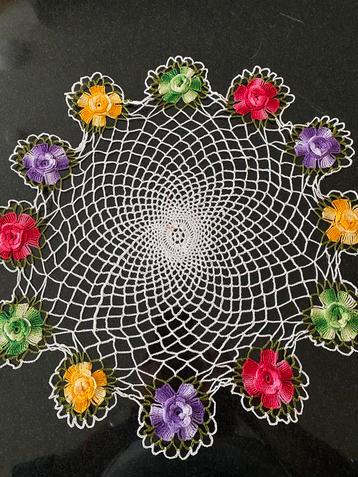 Prachtig gehaakt vintage wit kleedje met gekleurde bloemen beschikbaar voor biedingen