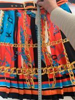Nieuw plissé rokje met versaceprint met goud kleurige gesp, Kleding | Dames, Rokken, Ophalen of Verzenden, Nieuw, Boven de knie