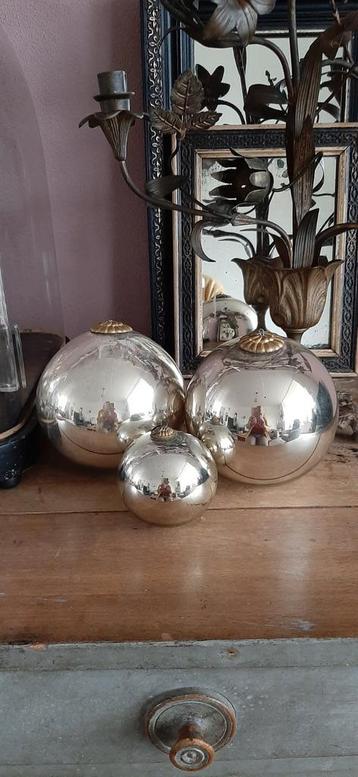 2   ANTIEK  ......  ZILVERKLEUR   ...  HEKSEN BALLEN. beschikbaar voor biedingen