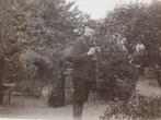 CDV Foto 1912: Man in Boomgaard, Verzenden