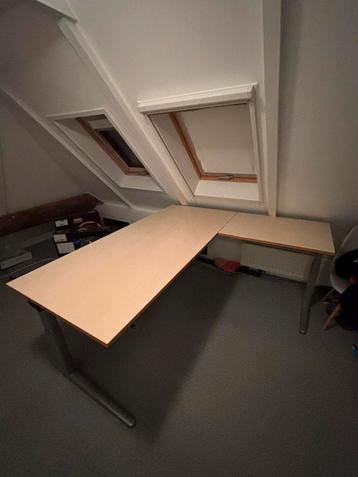 Bureau L-vorm beschikbaar voor biedingen