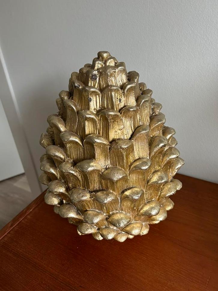 Grote goudkleurige dennenappel van Countryfield (prj), Huis en Inrichting, Lampen | Tafellampen, Zo goed als nieuw, Minder dan 50 cm