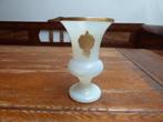 Vintage opaline vaas in wit met verguld randje, 16 cm. VNC, Ophalen of Verzenden