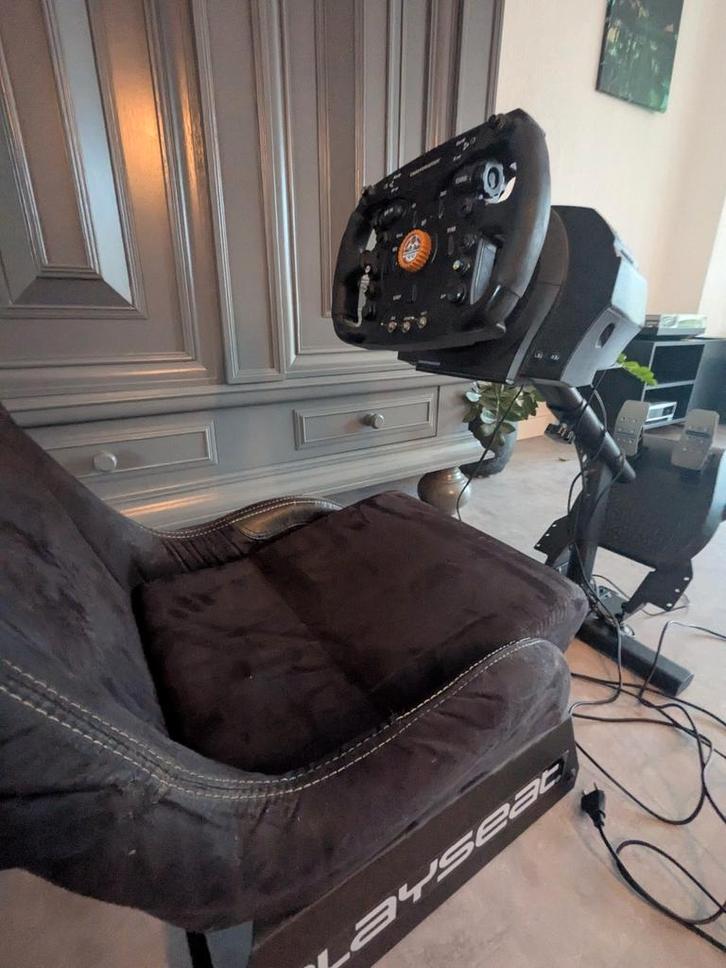 playseat, thrustmaster T300 met F1 stuur, Spelcomputers en Games, Spelcomputers | Sony PlayStation Consoles | Accessoires, Zo goed als nieuw