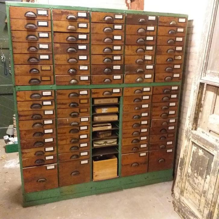 Ladenkast vintage , industrieel met mooi patina, Antiek en Kunst, Curiosa en Brocante, Ophalen