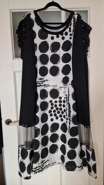 Zwart-witte jurk maat XXXL beschikbaar voor biedingen