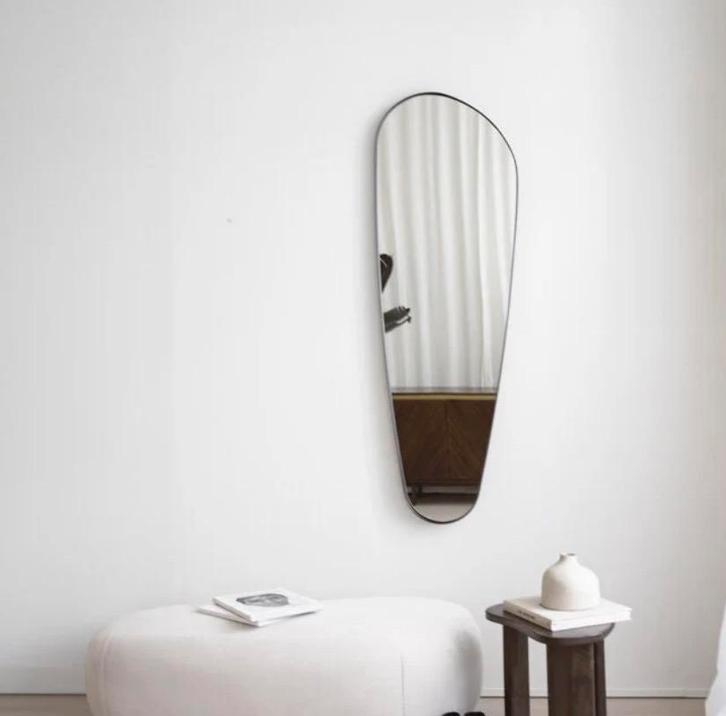 Organische spiegel met zwart stalen frame, Huis en Inrichting, Woonaccessoires | Spiegels, Zo goed als nieuw, Minder dan 50 cm