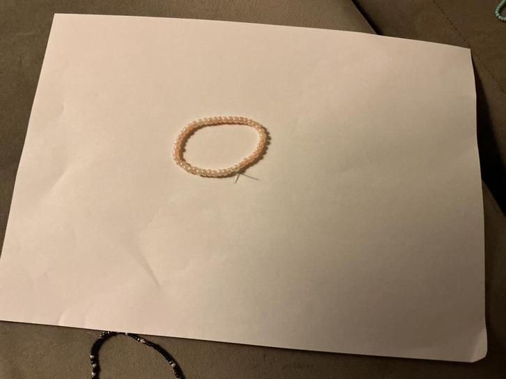 Roze kralen armband, Sieraden, Tassen en Uiterlijk, Armbanden, Zo goed als nieuw, Elastiek, Roze, Met bedels of kralen, Ophalen