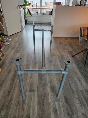 Stoer bureauframe van steigerbuizen incl tafelblad: 185x78cm beschikbaar voor biedingen