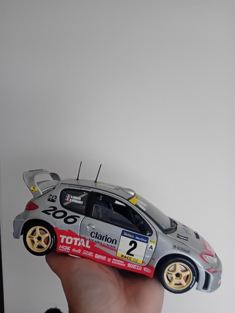 Peugeot 206 rally 1/18, Hobby en Vrije tijd, Modelauto's | 1:18, Ophalen of Verzenden, Bburago