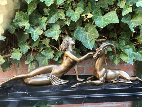 bronzen schouwbeeld amazone vrouw met hinde antilope, Antiek en Kunst, Kunst | Beelden en Houtsnijwerken, Ophalen of Verzenden